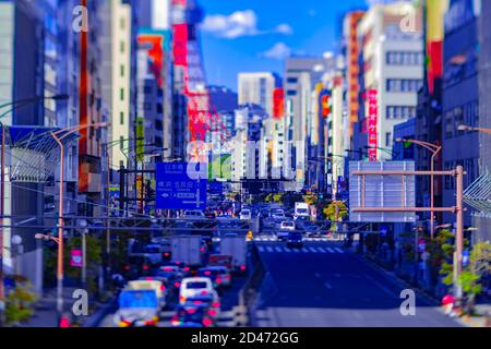 Un trafic miniature dans la rue urbaine derrière la tour de Tokyo tiltshift Banque D'Images