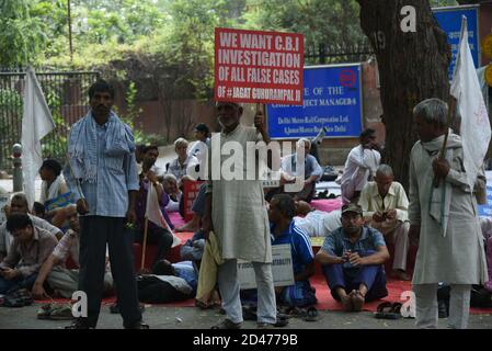 DELHI, INDE - les gens de la rue protestent contre le gouvernement indien pour leurs droits sur la route surpeuplée marché local occupé Banque D'Images
