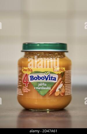 POZNAN, POLOGNE - 10 janvier 2018 : nourriture pour bébé Bobovita avec carottes et pomme dans un petit pot en verre sur table Banque D'Images