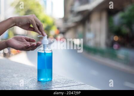 La bouteille de pompe à main de gel pour les mains bleu d'alcool éthylique assainisseur, grande et petite taille, placez sur le mur à proximité de la jonction dans la ville, important thi Banque D'Images