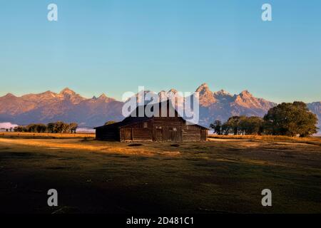 Grand Tetons et TA Molton Barn at Sunrise, parc national de Grand Teton, Wyoming, États-Unis Banque D'Images