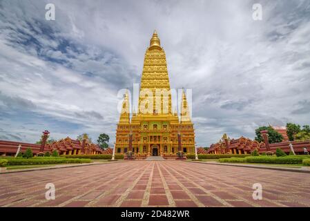 Le paysage du temple Wat Bang Thong (pagode dorée) dans la province de Krabi, en Thaïlande. Banque D'Images