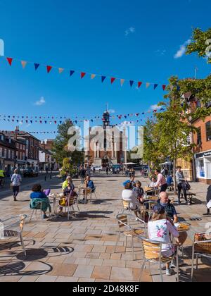 Henley Town Hall, Market place, avec Alfresco Eating, Henley-on-Thames, Oxfordshire, Angleterre, Royaume-Uni, GB. Banque D'Images