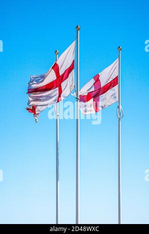 Trois drapeaux anglais le long de l'A1 à la frontière entre l'Écosse et l'Angleterre près de Berwick-upon-Tweed. Banque D'Images