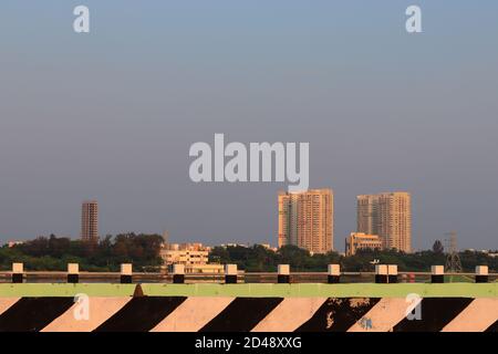 Chennai, Tamil nadu , Inde . Octobre 07,2020. De grands bâtiments privés modernes ont été travaillés et des photos de paysage ont été prises de l'autre côté de la route par un electri Banque D'Images