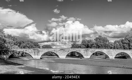 Vue en noir et blanc de l'ancien Ponte Buriano sur la rivière Arno dans la province d'Arezzo, Toscane, Italie Banque D'Images