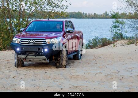Ukraine Kiev 10 octobre 2020: Nouveau pick-up 4x4 rouge avec Toyota Hilux double cabine, avec pare-chocs en métal renforcé et treuil. Marque automobile japonaise. Banque D'Images