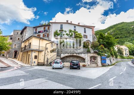 Petrella Salto, Italie. 14 juin 2020 : ancien village médiéval italien avec maisons construites en pierres. Petrella Salto dans la province de Rieti. Banque D'Images