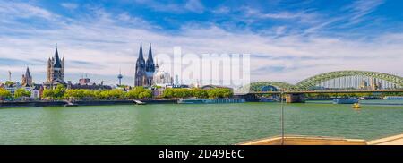 Panorama du centre historique de Cologne avec la cathédrale Saint-Pierre de Cologne, les bâtiments de la grande église catholique Saint-Martin et le pont Hohenzollern sur le Rhin. Vue panoramique de Cologne Banque D'Images