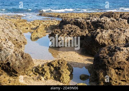 Plage sans nom de roche volcanique ou ignée sur la côte de Taïwan, en Chine Banque D'Images