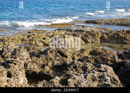 Plage sans nom de roche volcanique ou ignée sur la côte de Taïwan, en Chine Banque D'Images