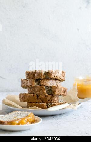 Gâteau au citron et aux graines de pavot. Gâteau maison parfumé aux graines de pavot et au citron caillé Banque D'Images