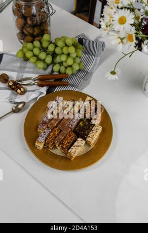 Assortiment de gâteaux faits maison avec raisins et noix. Vue de dessus, plan d'appartement Banque D'Images