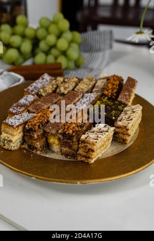 Assortiment de gâteaux faits maison avec raisins et noix. Banque D'Images