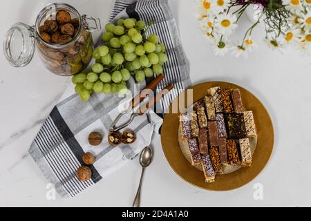 Assortiment de gâteaux faits maison avec raisins et noix. Vue de dessus, plan d'appartement Banque D'Images