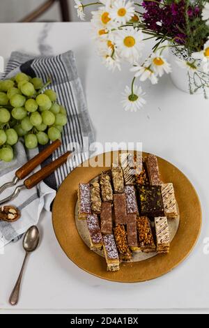 Assortiment de gâteaux faits maison avec raisins et noix. Vue de dessus, plan d'appartement Banque D'Images