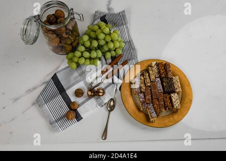 Assortiment de gâteaux faits maison avec raisins et noix. Vue de dessus, plan d'appartement Banque D'Images