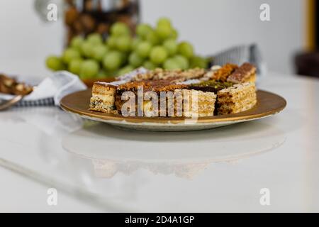 Assortiment de gâteaux faits maison avec raisins et noix. Banque D'Images