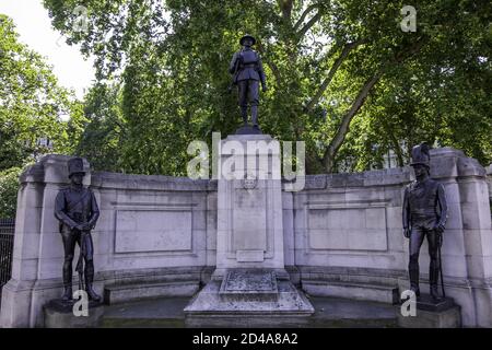 LONDRES, ROYAUME-UNI - 23 août 2019 : le monument commémoratif de guerre de la Brigade des fusils à fusil, à Grovesnor Gardens, Londres. Les sculptures étaient de John Tweed. Banque D'Images