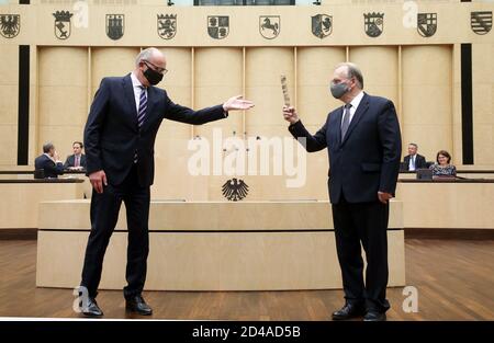 09 octobre 2020, Berlin: Dietmar Woidke (SPD, l), Premier ministre du Brandebourg et Président du Bundesrat, présente Reiner Haseloff (CDU), Premier ministre de Saxe-Anhalt, avec le bâton au Bundesrat après son élection. Haseloff a été élu Président du Bundesrat et remplacera Woidke le 1er novembre 2020. Woidke restera membre de la présidence en tant que premier vice-président l'année prochaine. L'accession à la présidence du Bundesrat est également associée à l'organisation des célébrations centrales de la Journée de l'unité allemande le 3 octobre 2021 à Halle. Photo: Wolfgang Kumm/dpa Banque D'Images