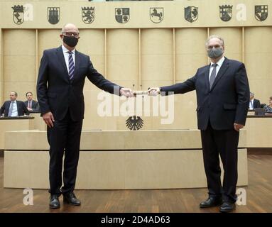 09 octobre 2020, Berlin: Dietmar Woidke (SPD, l), Premier ministre du Brandebourg et Président du Bundesrat, présente Reiner Haseloff (CDU), Premier ministre de Saxe-Anhalt, avec le bâton au Bundesrat après son élection. Haseloff a été élu Président du Bundesrat et remplacera Woidke le 1er novembre 2020. Woidke restera membre de la présidence en tant que premier vice-président l'année prochaine. L'accession à la présidence du Bundesrat est également associée à l'organisation des célébrations centrales de la Journée de l'unité allemande le 3 octobre 2021 à Halle. Photo: Wolfgang Kumm/dpa Banque D'Images