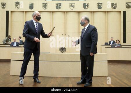 09 octobre 2020, Berlin: Dietmar Woidke (SPD, l), Premier ministre du Brandebourg et Président du Bundesrat, présente Reiner Haseloff (CDU), Premier ministre de Saxe-Anhalt, avec le bâton au Bundesrat après son élection. Haseloff a été élu Président du Bundesrat et remplacera Woidke le 1er novembre 2020. Woidke restera membre de la présidence en tant que premier vice-président l'année prochaine. L'accession à la présidence du Bundesrat est également associée à l'organisation des célébrations centrales de la Journée de l'unité allemande le 3 octobre 2021 à Halle. Photo: Wolfgang Kumm/dpa Banque D'Images