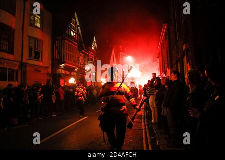 Homme avec une face-à-face controversée ou un blackage à la célébration de Lewes Bonfire à Sussex, Royaume-Uni marquant la nuit de Guy Fawkes et 17 martyrs protestants brûlés Banque D'Images