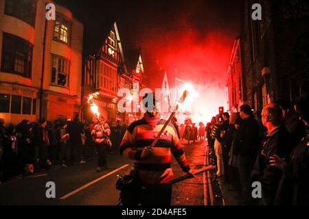 Homme avec une face-à-face controversée ou un blackage à la célébration de Lewes Bonfire à Sussex, Royaume-Uni marquant la nuit de Guy Fawkes et 17 martyrs protestants brûlés Banque D'Images