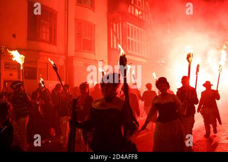 Torches enflammées de la parade de rue célébration de Lewes Bonfire à Sussex, Royaume-Uni marquant la nuit de Guy Fawkes et 17 martyrs protestants brûlés sur le pieu Banque D'Images