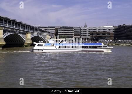 LONDRES, ROYAUME-UNI - 25 juillet 2018 : un bateau de croisière sur la Tamise Banque D'Images