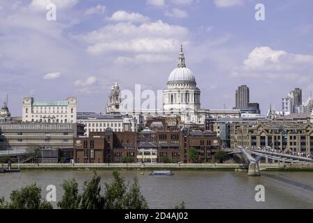 LONDRES, ROYAUME-UNI - 25 juillet 2018 : Cathédrale St Pauls vue de la Tate Modern Banque D'Images