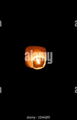 Lanternes de ciel libérées dans le ciel nocturne lors d'une célébration commémorative de la vie dans le Kent, Royaume-Uni Banque D'Images