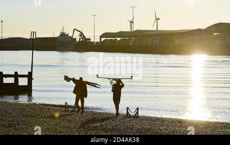 Brighton Royaume-Uni 9 octobre 2020 - les amateurs de Shoreham Rowing Club emballez leurs bateaux après avoir profité d'une belle matinée ensoleillée et calme au port de Shoreham près de Brighton . : crédit Simon Dack / Alamy Live News Banque D'Images