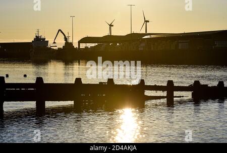 Brighton Royaume-Uni 9 octobre 2020 - UNE belle matinée calme et ensoleillée au port de Shoreham et aux quais près de Brighton . : crédit Simon Dack / Alamy Live News Banque D'Images