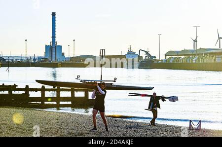 Brighton Royaume-Uni 9 octobre 2020 - les amateurs de Shoreham Rowing Club emballez leurs bateaux après avoir profité d'une belle matinée ensoleillée et calme au port de Shoreham près de Brighton . : crédit Simon Dack / Alamy Live News Banque D'Images