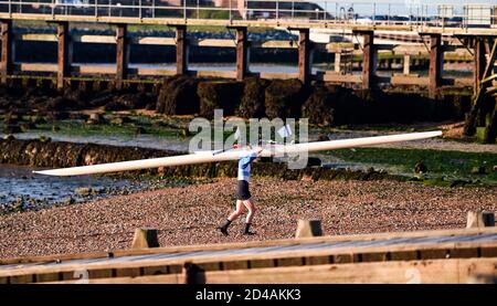 Brighton Royaume-Uni 9 octobre 2020 - les amateurs de Shoreham Rowing Club emballez leurs bateaux après avoir profité d'une belle matinée ensoleillée et calme au port de Shoreham près de Brighton . : crédit Simon Dack / Alamy Live News Banque D'Images