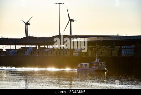 Brighton Royaume-Uni 9 octobre 2020 - des bateaux se dirigent vers la mer sur une belle matinée ensoleillée et calme depuis le port de Shoreham près de Brighton . : crédit Simon Dack / Alamy Live News Banque D'Images