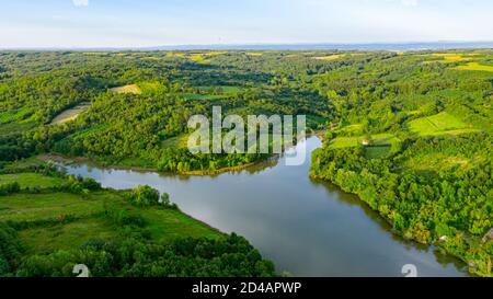 Vue aérienne sur le lac à côté de la forêt colorée sur les collines, les arbres Banque D'Images