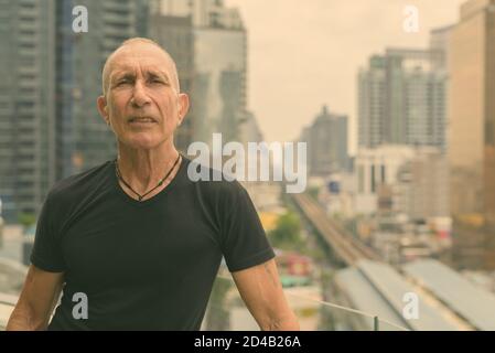 L'homme contre l'senior chauve sur la ville de Bangkok en Thaïlande Banque D'Images