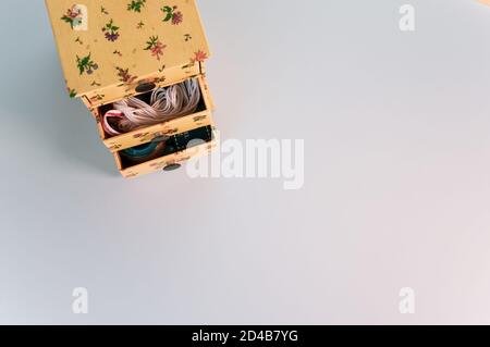 Photo en grand angle d'une petite boîte en bois à motif floral et un tiroir ouvert Banque D'Images