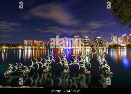 Sculpture d'oiseaux volants dans le parc Lake Eola la nuit à Orlando, en Floride Banque D'Images