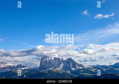 Le soir, la lumière du soleil prend sur les sommets du Groupe Langkofel dans les Dolomites, près de la ville d'Ortisei (St. Ulrich/ Urtijëi) dans le Tyrol du Sud, Italie Banque D'Images