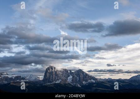 Le soir, la lumière du soleil prend sur les sommets du Groupe Langkofel dans les Dolomites, près de la ville d'Ortisei (St. Ulrich/ Urtijëi) dans le Tyrol du Sud, Italie Banque D'Images