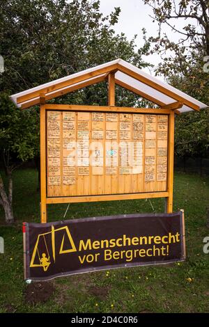 Le village de Keyenberg près d'Erkelenz va céder la place à la mine de lignite de Garzweiler dans les années à venir, des panneaux de protestation à l'entrée du vill Banque D'Images