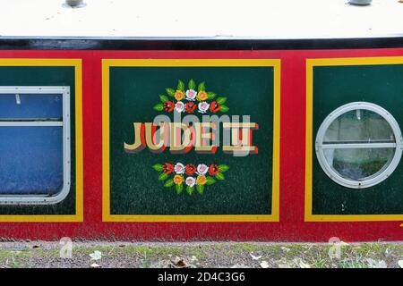 Lettrage peint traditionnel décoratif sur le côté d'un étroit Bateau épelant le mot Jude ll Banque D'Images