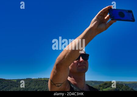 Homme prenant le selfie avec son smartphone. Banque D'Images