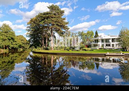 Une maison exclusive très moderne et unique sur les banques Du canal de navigation de la rivière Wey à Weybridge Surrey, en Angleterre ROYAUME-UNI Banque D'Images