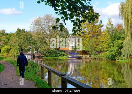 Une marchette femelle sur le chemin de halage au bord de la rivière Wey Canal de navigation lors d'une journée automnale à Weybridge Surrey, Angleterre ROYAUME-UNI Banque D'Images