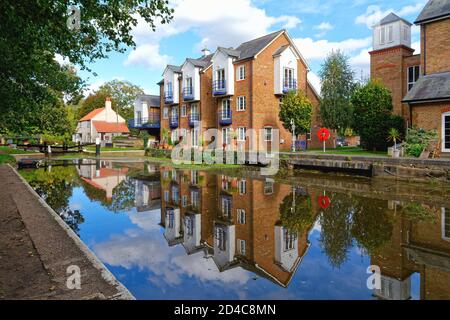 Appartements modernes sur le canal de navigation de la rivière Wey à l'écluse de Thames, Weybridge Surrey, Angleterre, Royaume-Uni Banque D'Images