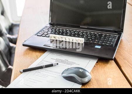 Bamberg, Allemagne 7 octobre 2020: Symbolbilder - 2020 - sur un ordinateur portable est l'écriture insolvable, en face de lui est une demande d'ouverture de la procédure de faillite. Stylo à bille et souris. Fonction/symbole/symbole photo/caractéristique/détail/| utilisation dans le monde entier Banque D'Images